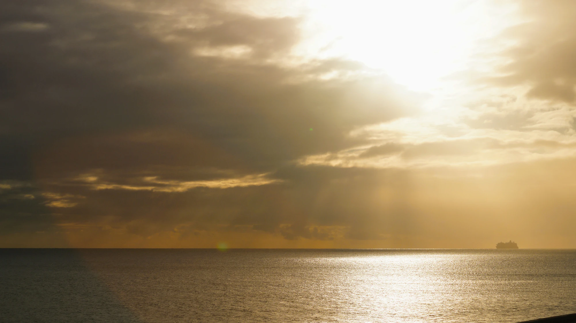 Rayons de soleil sur une mer calme